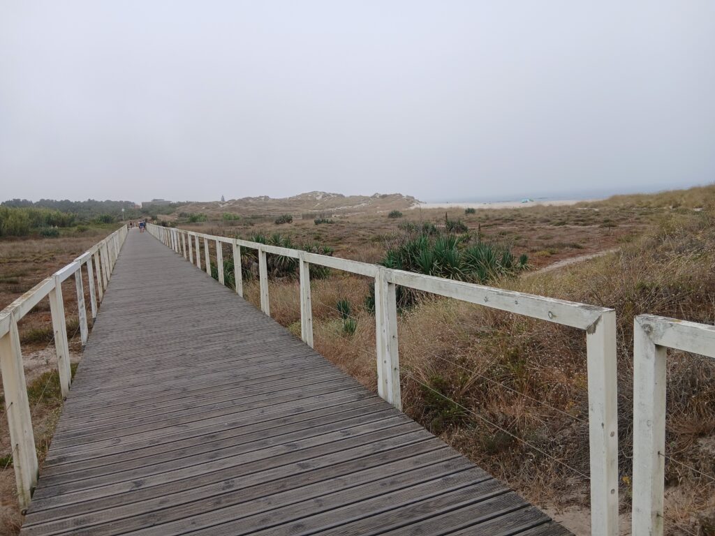 Holzstege am Caminho Português Küstenweg zwischen Porto und Esposende.