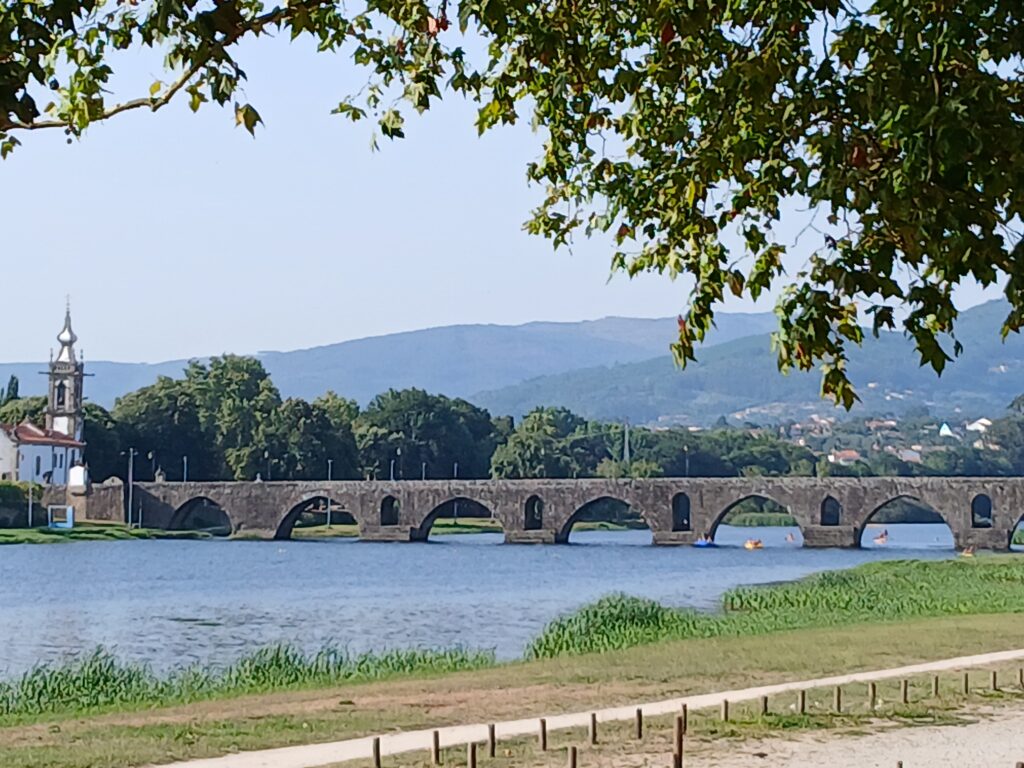 Mittelalterliche Brücke über den Fluss Lima in Ponte de Lima, Portugal.