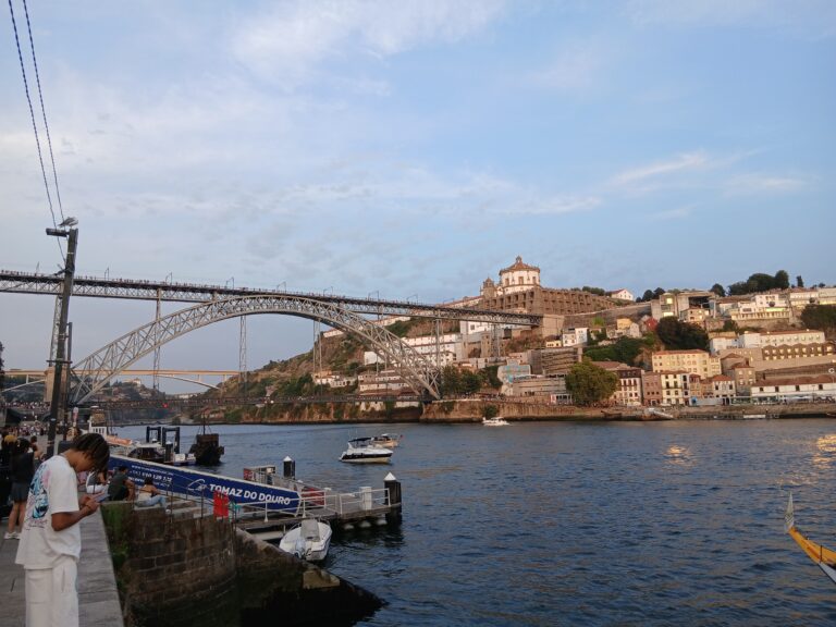 Stahlbogenbrücke Ponte Luís I in Porto bei Sonnenuntergang über dem Douro.
